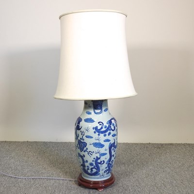 Lot 355 - A large Chinese porcelain blue and white table lamp