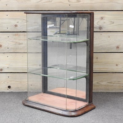 Lot 475 - An early 20th century table top shop display cabinet