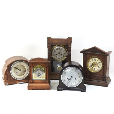 Lot 253 - A collection of mantel clocks