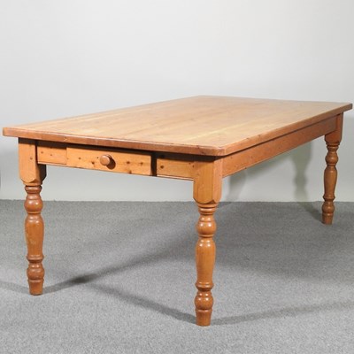 Lot 433 - A large pine dining table