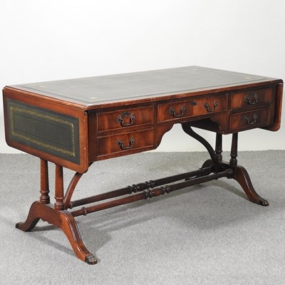 Lot 467 - A reproduction desk