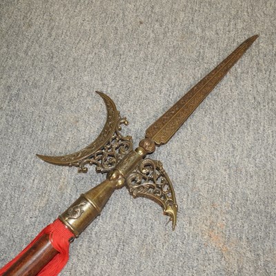 Lot 283 - A reproduction halberd