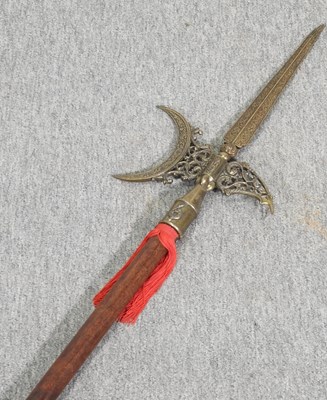 Lot 283 - A reproduction halberd