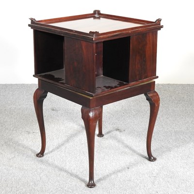 Lot 520 - An Edwardian mahogany revolving book table