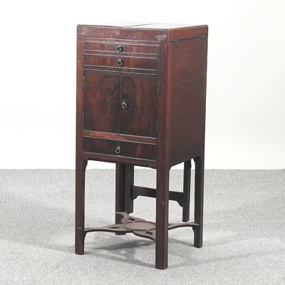 Lot 461 - A George III mahogany enclosed washstand