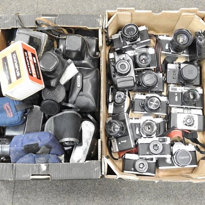 Lot 151 - A large collection of vintage cameras