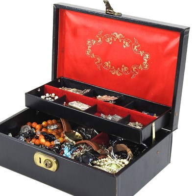 Lot 19 - A case of costume jewellery