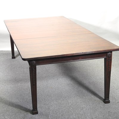 Lot 508 - An Edwardian mahogany pull out extending dining table