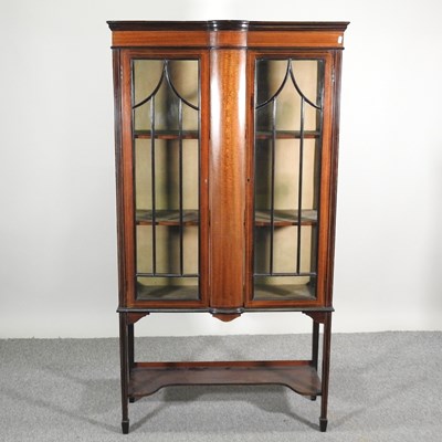 Lot 470 - An Edwardian display cabinet