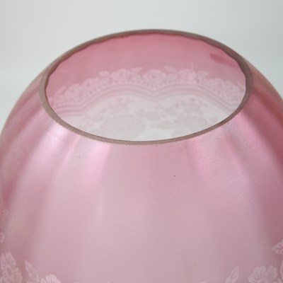 Lot 93 - An etched glass oil lamp shade