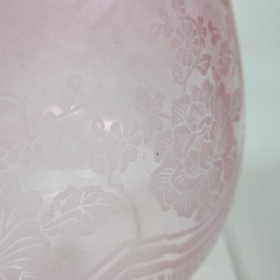 Lot 93 - An etched glass oil lamp shade