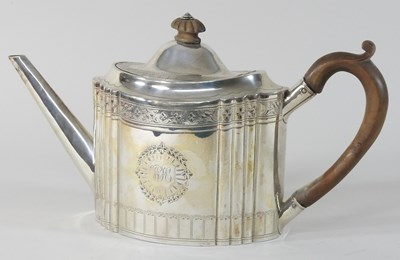 Lot 57 - A George III Irish silver teapot