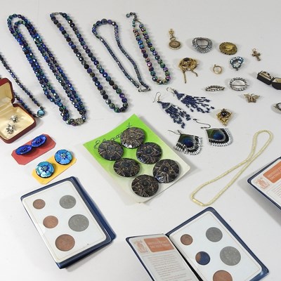 Lot 173 - A collection of jewellery