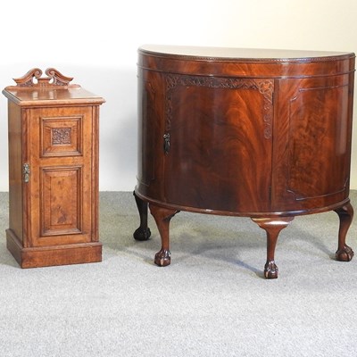 Lot 553 - An Edwardian mahogany bow front cabinet