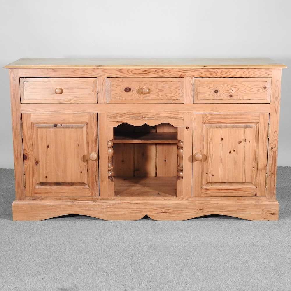 Lot 386 - A modern pine sideboard