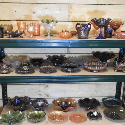 Lot 512 - Three shelves of carnival and coloured glass