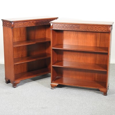 Lot 465 - A pair of reproduction dwarf open bookcases