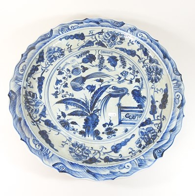 Lot 531 - A large Chinese porcelain charger