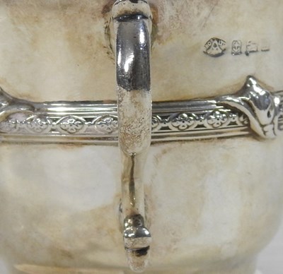 Lot 99 - An early 20th century silver cup