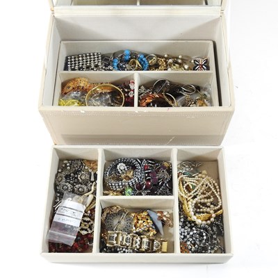 Lot 93 - A collection of costume jewellery