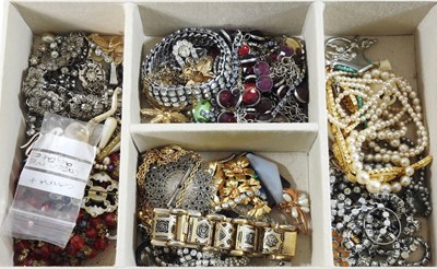 Lot 93 - A collection of costume jewellery