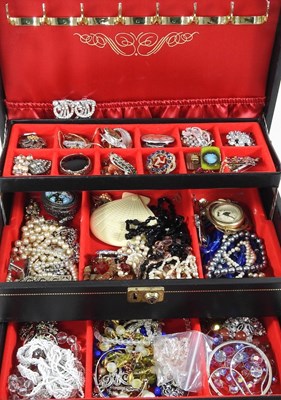 Lot 59 - A collection of costume jewellery