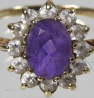 Lot 37 - A 9 carat gold cluster ring