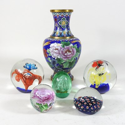 Lot 107 - A collection of paperweights