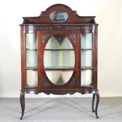 Lot 423 - An Edwardian glazed display cabinet