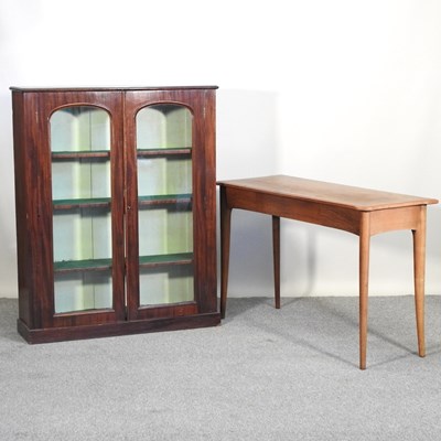 Lot 425 - A walnut side table with a single drawer