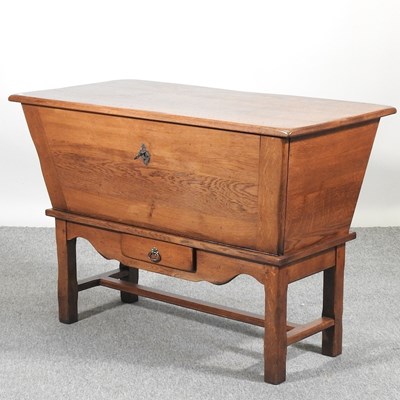 Lot 544 - An oak dough bin