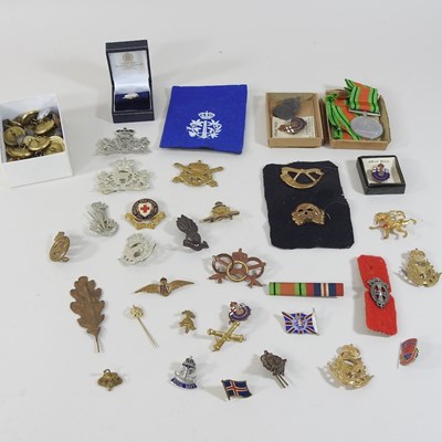 Lot 126 - A collection of military items