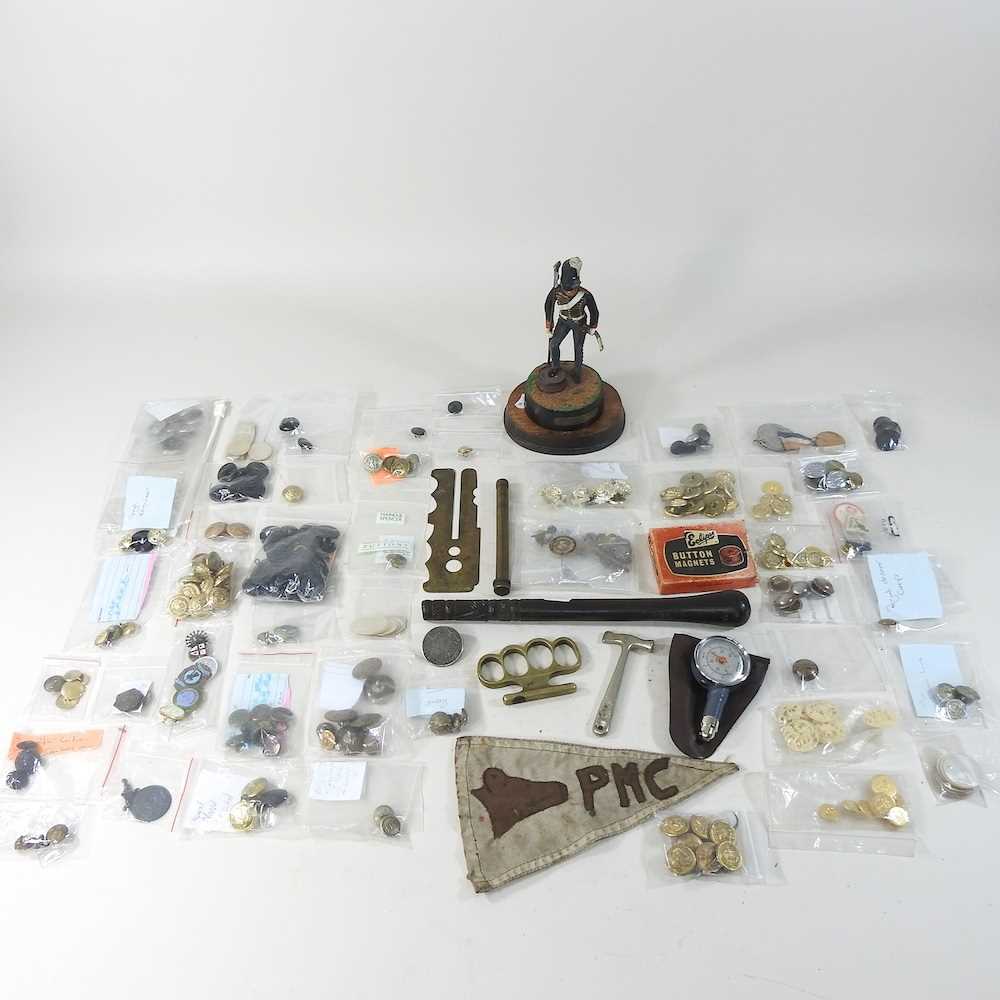 Lot 104 - A collection of militaria