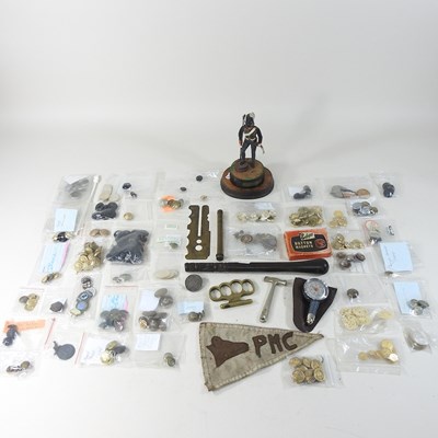 Lot 104 - A collection of militaria