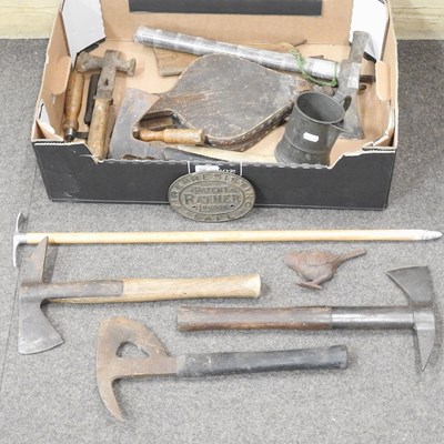 Lot 198 - A collection of vintage hand tools