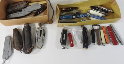 Lot 101 - A collection of vintage penknives