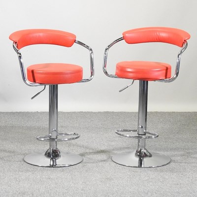 Lot 635 - A pair of bar stools