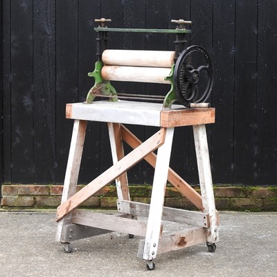 Lot 314 - A wooden mangle