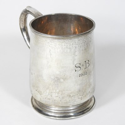 Lot 197 - An early 20th century silver mug