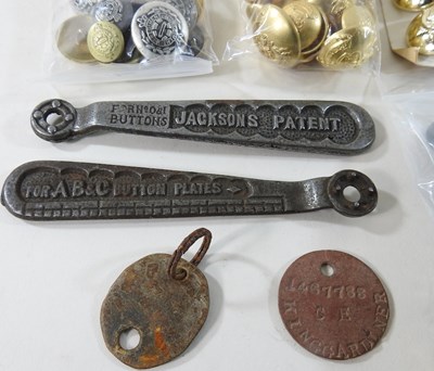 Lot 35 - A collection of military buttons