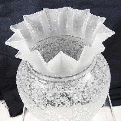 Lot 45 - A clear glass oil lamp shade