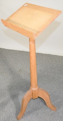 Lot 386 - An oak lectern