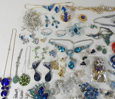 Lot 121 - A collection of costume jewellery