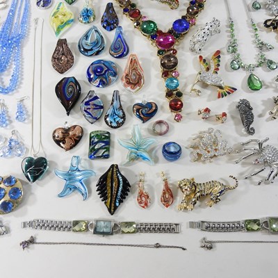 Lot 40 - A collection of costume jewellery