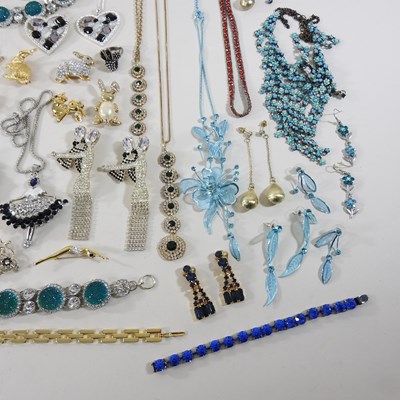 Lot 47 - A collection of costume jewellery