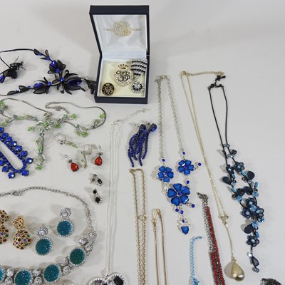 Lot 47 - A collection of costume jewellery