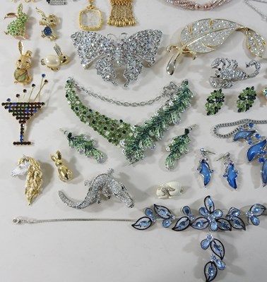 Lot 116 - A collection of costume jewellery
