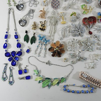 Lot 88 - A collection of costume jewellery