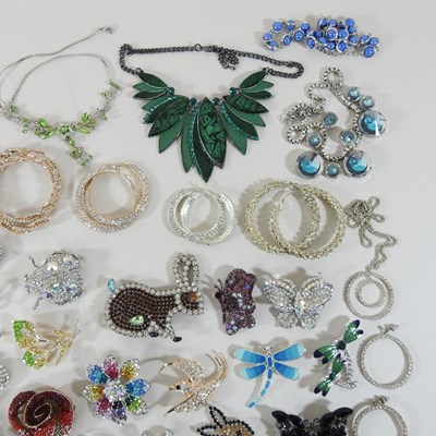 Lot 88 - A collection of costume jewellery