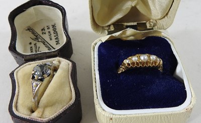 Lot 92 - An 18 carat gold ring